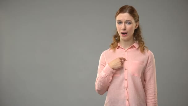 Wanita tuli mengatakan saya tidak mengerti dalam bahasa isyarat, menunjukkan kata-kata dalam pelajaran asl — Stok Video