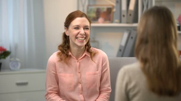 Frau sagt, du bist lustig, Freundin signiert dich auch, Dialog in Gebärdensprache — Stockvideo