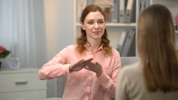 Femme sourde disant qu'il est agréable de vous rencontrer à un ami, dame me signer aussi dans asl — Video