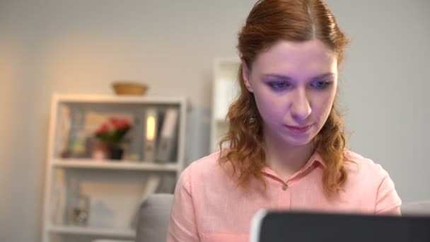 Lady estudiando asl lecciones en línea para intérpretes comunicación con personas sordas — Vídeos de Stock