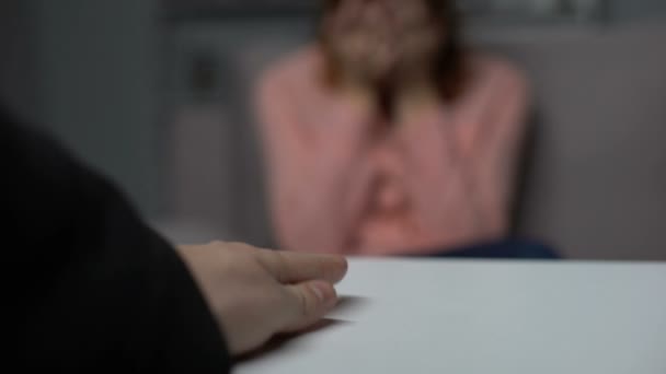 離婚関係が壊れて泣いていると、若い女性のテーブルの上の投げの結婚指輪を男します。 — ストック動画
