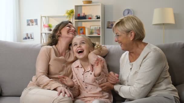 Liten skolflicka skratt med mor och mormor, familj att ha roligt tillsammans — Stockvideo