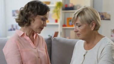 Kucaklayan ve kızı, hayatın zorlukları aşmak için yardımcı rahatlatıcı anne