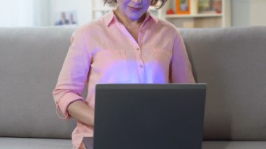 Laptop evde, kadın çalışma serbest kavramı, teknoloji günlük hayata etkileri