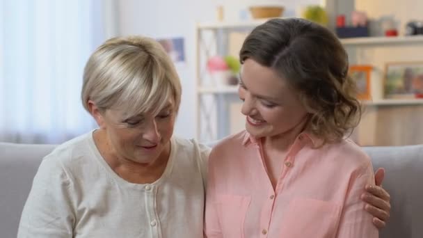 Maman et fille adulte regardant des photos de l'enfance heureuse, des souvenirs agréables — Video