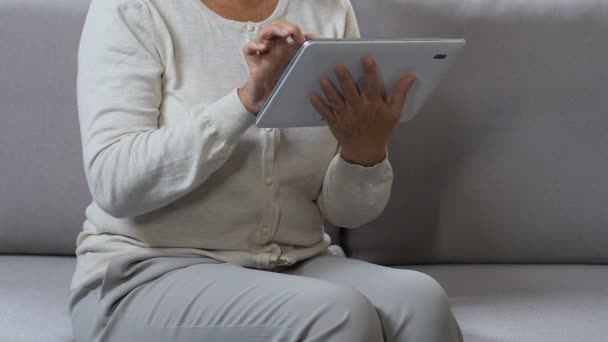 Средневековая женщина серфинга в Интернете на планшете, покупки в Интернете, поиск скидки — стоковое видео