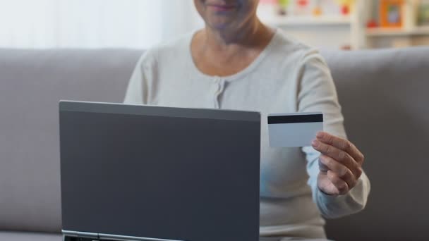 Frau gibt Kreditkartendaten in Laptop ein und bezahlt online für Versorgungsunternehmen — Stockvideo