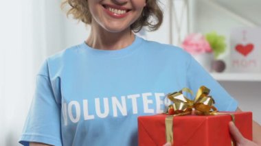 Yetim çocuklar, sadaka tatil, sponsorluk için gönüllü holding presents