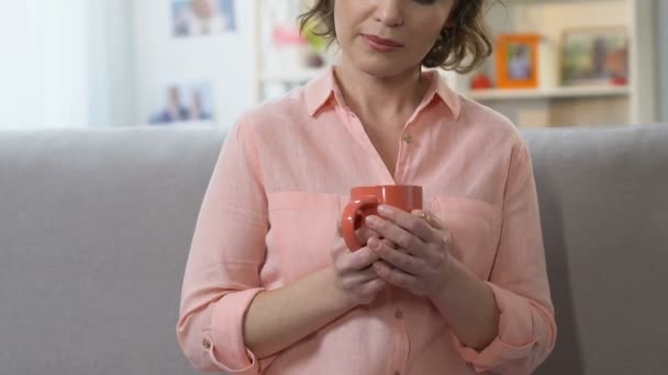 Depressieve vrouw koffie drinken, camera kijken, midlife crisis doormaakt — Stockvideo