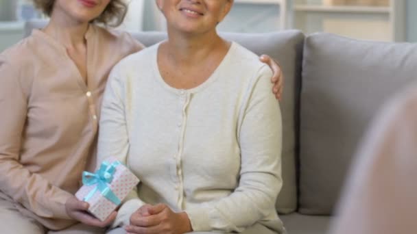 Niña escondiendo ramo para sorprender a la madre y la abuela el 8 de marzo, primer plano — Vídeos de Stock