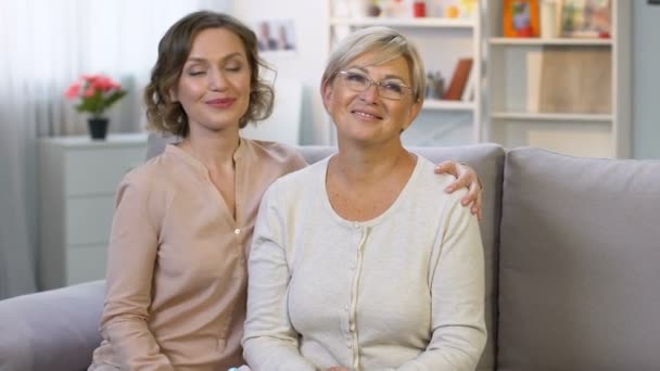 Entzückendes Mädchen mit Tulpen, Gratulation an die Eltern am 8. März, überraschendes Geschenk — Stockvideo