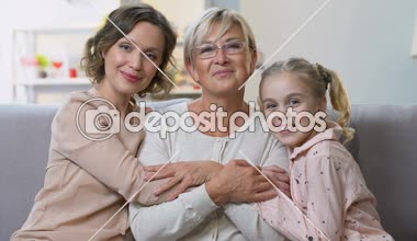 Üç kuşak kameraya, mutlu bir aile birlikte gülümseyen kadın portresi