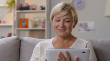 Tatil app tablet, kontrol büyükanne torunu ile doğum günü kutluyor