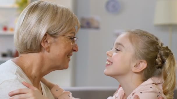 Бабушка и внучка нюхают, играют в игры, веселятся вместе, крупным планом — стоковое видео
