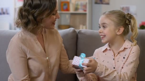 Adorabile ragazza che sorprende la mamma con il presente, congratulandosi con lei per la festa della mamma — Video Stock