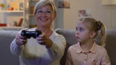 Küçük kız alma joystick büyükanne video oyun, bağımlılığı oynamak için uzak