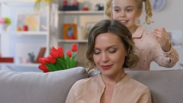 Rozkošná dcera dává kytice maminku, blahopřání na den matek, vděčnost — Stock video