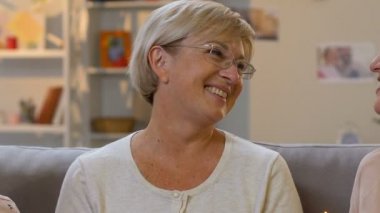 Heyecanlı büyükanne alma hediyeler ve kek aileden gelen, birlikte olmanın sevinç