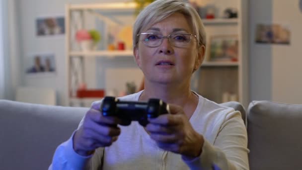 Возбужденная женщина, играющая в видеоигры с джойстиком, зависимая от виртуального мира — стоковое видео