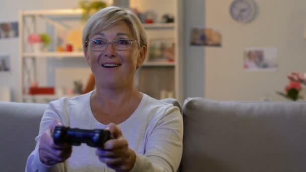 Nipote catturato nonna giocare video gioco, sorpreso e scherzare su donna — Video Stock