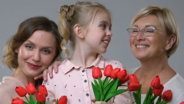 チューリップは、3 月 8 日を祝うために家族の伝統を保持している 3 つの世代の女性 — ストック動画