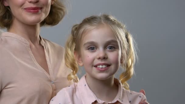 Retrato de menina feliz e mãe, direitos das crianças, cuidados para a geração mais jovem — Vídeo de Stock