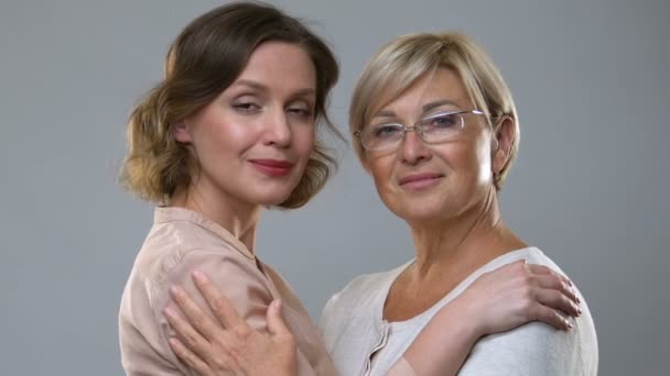 Moeder en dochter knuffelen geïsoleerd op achtergrond, ondersteuning voor liefdevolle familie — Stockvideo