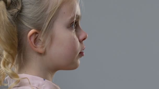 Petite fille regardant la femme face à face, changement d'âge, concept d'hérédité — Video