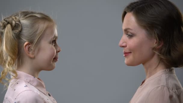 Mamá e hija inclinadas cabezas, relaciones de confianza con los padres, confianza — Vídeos de Stock