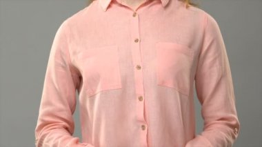 Sağır Bayan lütfen söyleyerek işaret dilinde kelime asl içinde gösterilen öğretmen ders