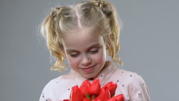 Menina adorável cheirar flores, desfrutando de tempo de primavera, feminilidade e ternura — Vídeo de Stock