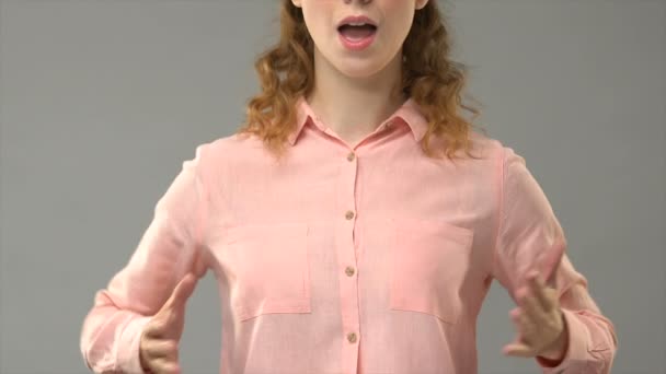 Mujer sorda diciendo feliz hanukkah en lenguaje de señas, mostrando palabras en asl, lección — Vídeos de Stock