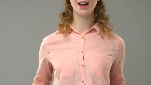 Döv kvinna säger trevlig helg i teckenspråk som visar ord i asl tutorial — Stockvideo