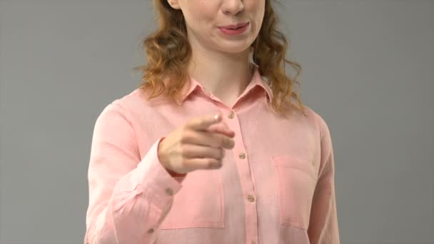 Женщина говорит скучать по вам на языке жестов, учитель показывает слова в ASL учебник — стоковое видео