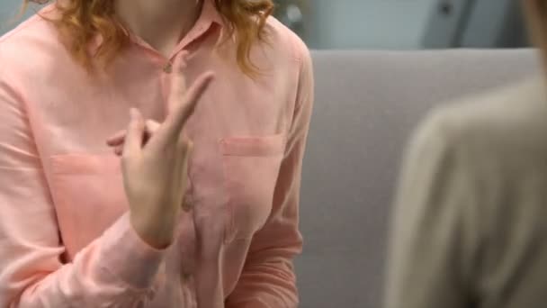 女士提供咖啡聋哑的朋友, 对话在手语, 对话 — 图库视频影像