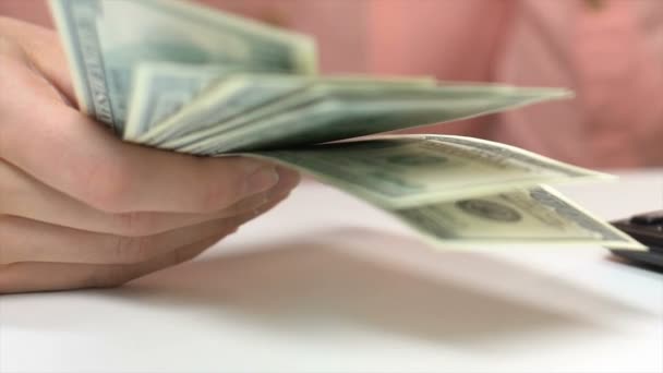 Boekhouder tellend dollar contant geld, onvoldoende som voor het uitvoeren van zakelijke, schulden — Stockvideo
