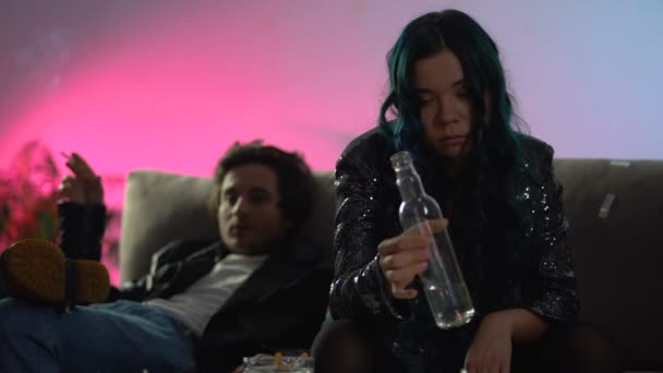 Пьяная девушка пьет алкоголь и блюет на студенческой вечеринке, ошибки молодости — стоковое видео