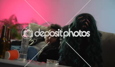 Oturma dağınık odasında hasta kız aşırı dozda ilaç baş döndürücü, duygu bağımlılar birkaç