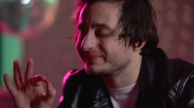 Erkek clubber dinlenmek için eğlence uyuşturucu bağımlılığı ecstasy hap almayı
