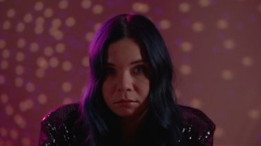 Kulüp partisinde hasta kameraya, uykulu sarhoş veya sarhoş kız