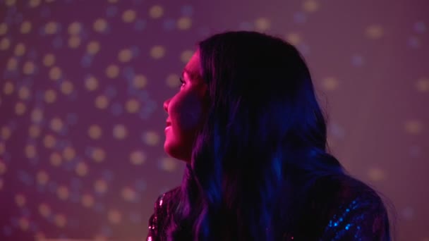 Yalnız genç kadın partisi, ayrıldıktan sonra üzgün favori romantik şarkı dinleme — Stok video