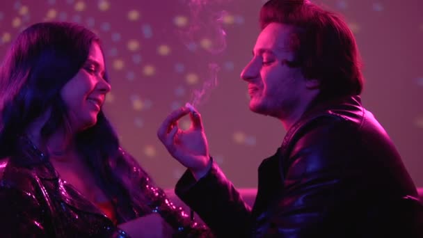 Entspanntes Paar raucht Unkraut und flirtet auf Nachtclubparty, unbeschwertes Leben — Stockvideo