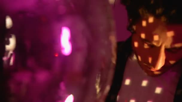 Genç adam disko topu, gece kulübü partide rahatlatıcı yakınındaki tasasız hayat dans — Stok video