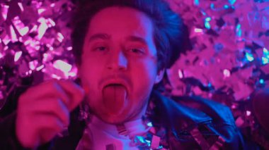 Ecstasy kurutma kağıdı alarak adam yerde, uyuşturucu bağımlılığı partisinde iyi eğlenceler