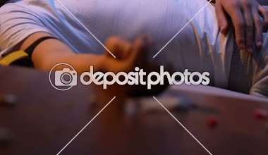 Şırınga, sigara izmaritleri ve tablo, adam arka plan üzerinde uyuşturucu hapları aşırı doz