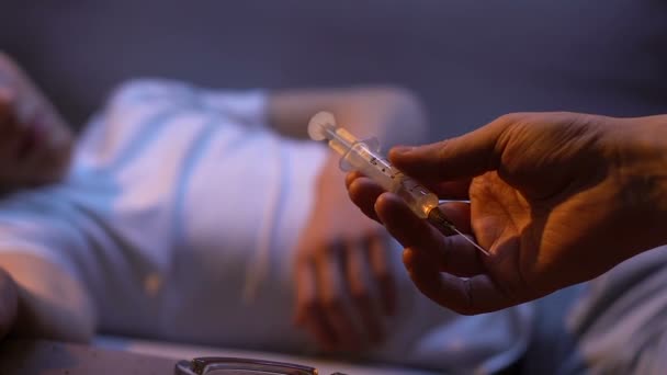 Man hand spuit met amfetamine drug, schadelijke verslaving, dood gewoonte geven — Stockvideo