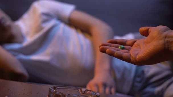 Manlig hand ger tonåring klubb droger, nya erfarenheter, tafatt ålder bekymmer — Stockvideo