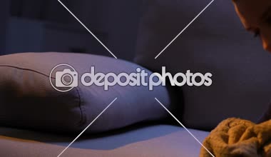 Yorgun öğrenci uyuyacak, yorgun zor çalışma ve ilave dersler ile