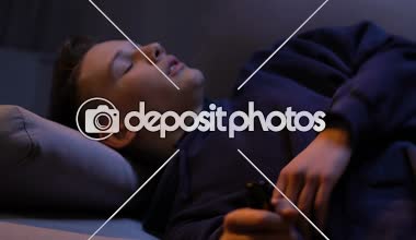 Sarhoş teen düşen kanepe, garip yaş sorunları, bağımlılık yapan maddeler üzerinde bira şişesi ile