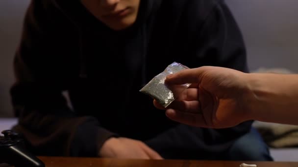 Drugsdealer aanbieden van marihuana bemonsteringszak aan junkie, illegale handel, misdaad — Stockvideo